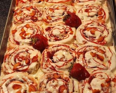 Strawberry Cheesecake Cinnamon Rolls 2023