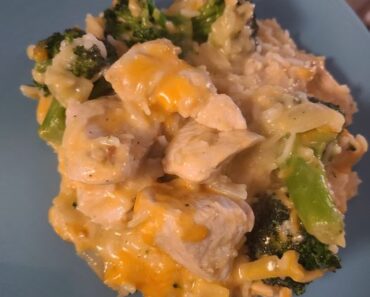 One Pot Cheesy Chicken, Broccoli, and Rice Casserole 2023