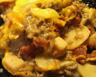Creamy Beef and Scalloped Potato Casserole with Bacon 2023