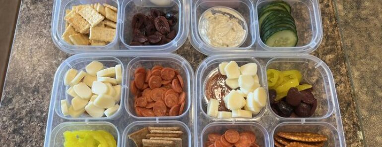 👉 DIYLunchable Snack Box