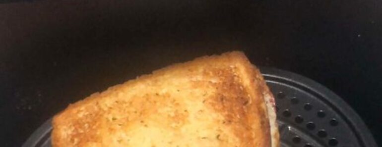 👉 Pizza Grilled Cheese