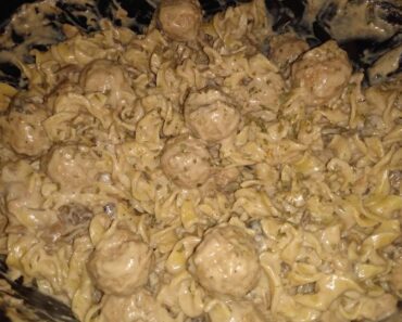 👉Cozy Crockpot Swedish Meatballs