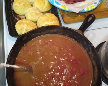 👉 Cast Iron Skillet Tomato Gravy with Bacon
