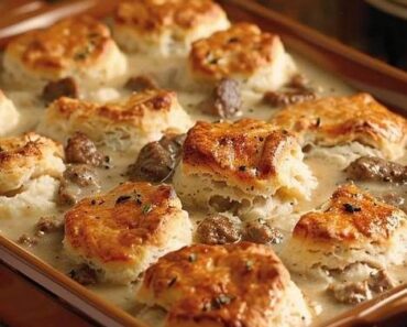 👉Sausage  GravyBiscuit Pie