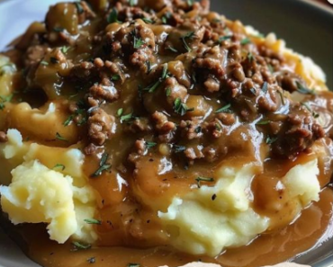 👉GroundBeef and Gravy over Mashed Potatoes