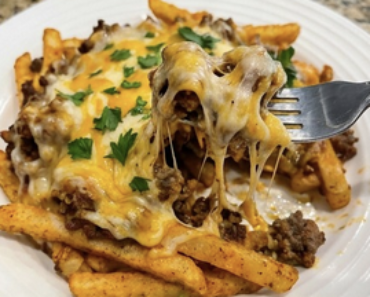 👉LoadedChili Cheese FriesCasserole